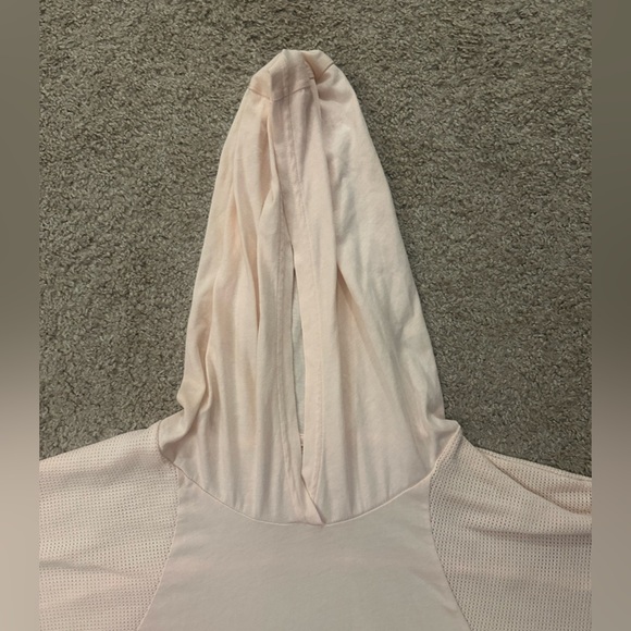 Under Armour Lightweight Hoodie Tee | Pale Orange/Pink | See Measurements - Picture 3 of 7